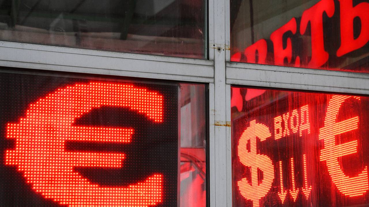 Официальный курс евро опустился ниже 100 рублей