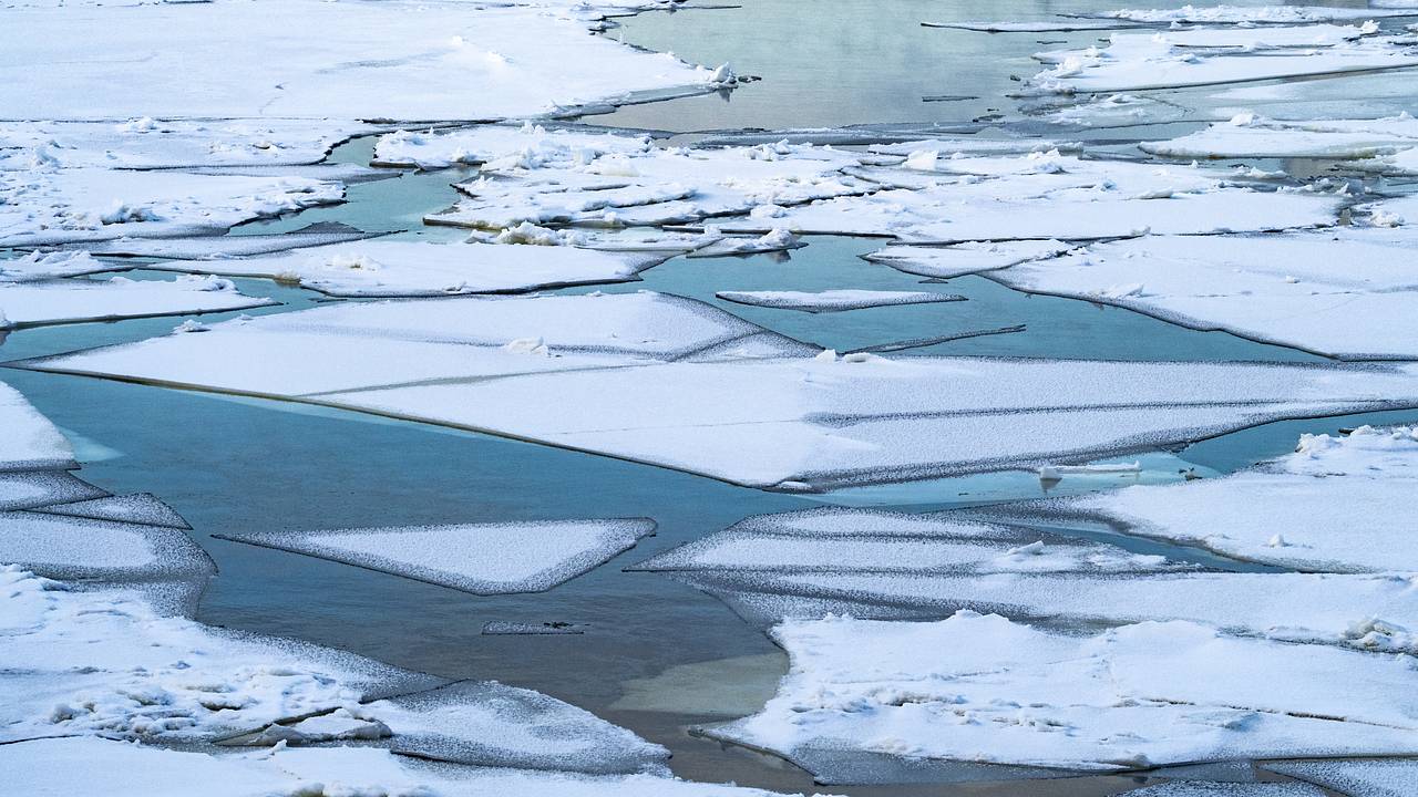 На Сахалине от берега откололась льдина с 300 рыбаками