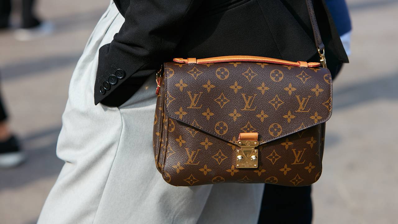 У летевшего в Россию пассажира изъяли 14 килограммов сумок Louis Vuitton