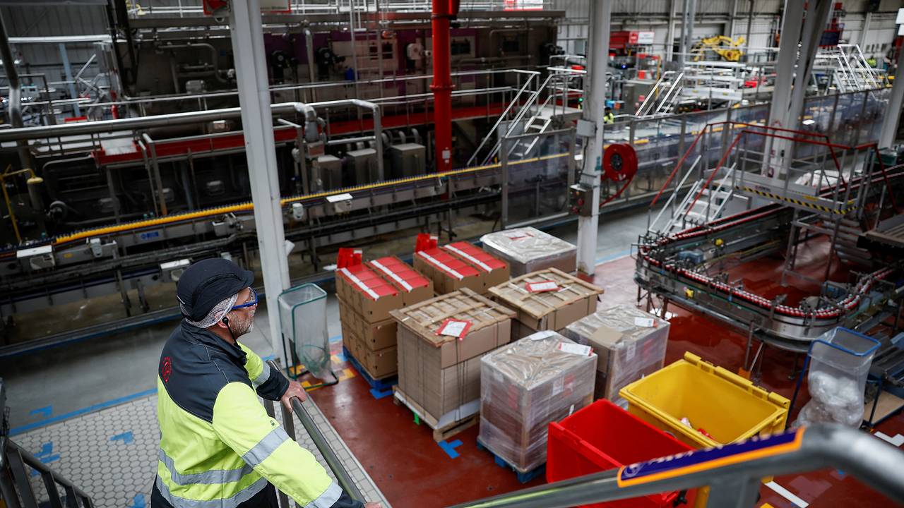 Крупнейший производитель газировки перейдет на пластиковые бутылки из-за тарифов Трампа