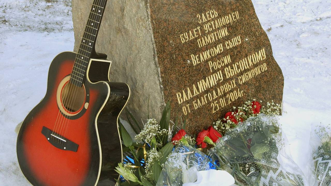 В российском городе двое мужчин украли памятник Высоцкому
