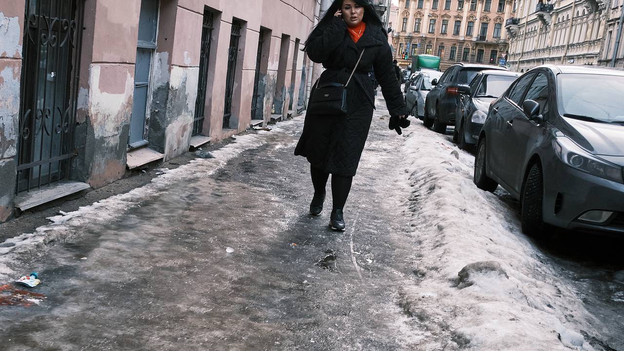 Более десятка жителей Петербурга попало в больницу из-за гололеда