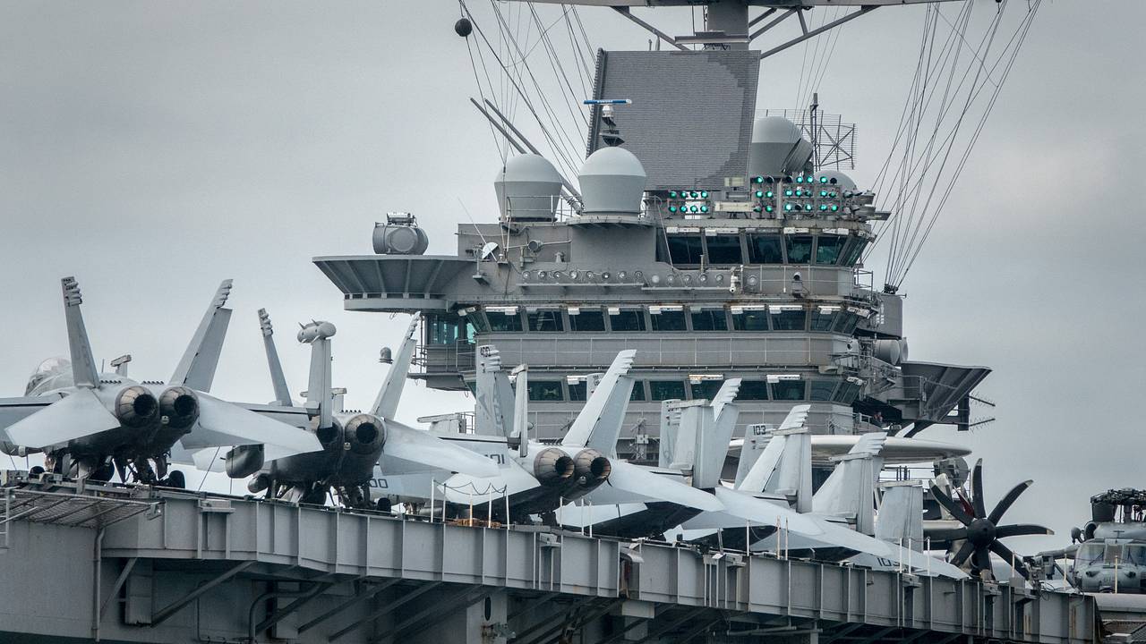 Авианосец США столкнулся с торговым судном в Средиземном море