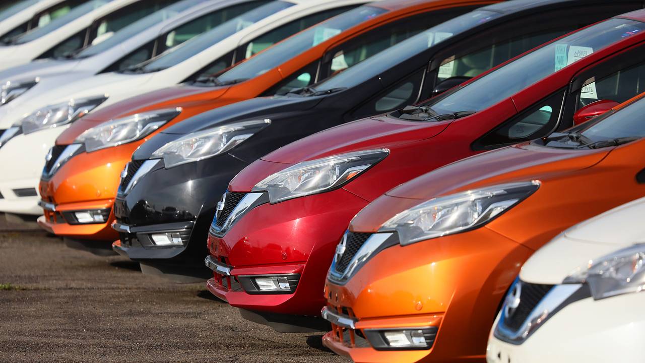 Влияние ослабления доллара на стоимость машин в России оценили