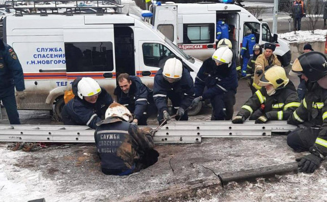 Нижегородец сократил путь на работу по газону и провалился на 10 метров