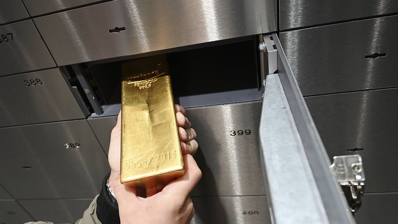 Россиянам дали совет насчет вложений на фоне падения доллара