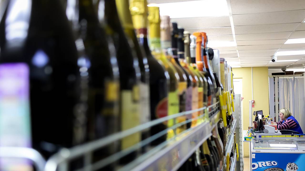 В Подмосковье начнут бороться с алкомаркетами