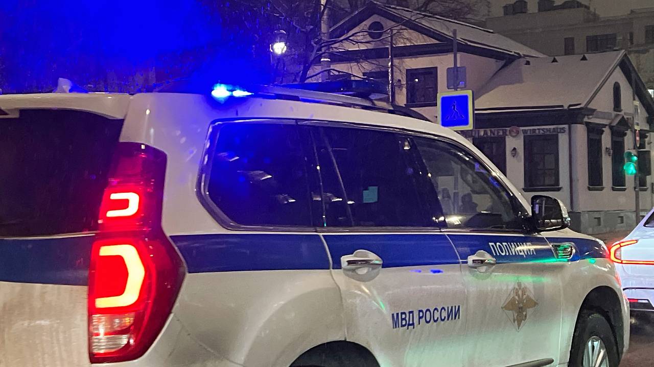 В Москве заметили замерзающего ребенка внутри запертого Mercedes-Benz
