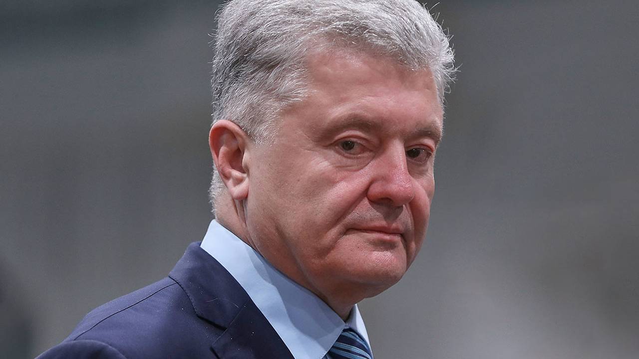 В Раде снова заблокировали трибуну из-за санкций против Порошенко