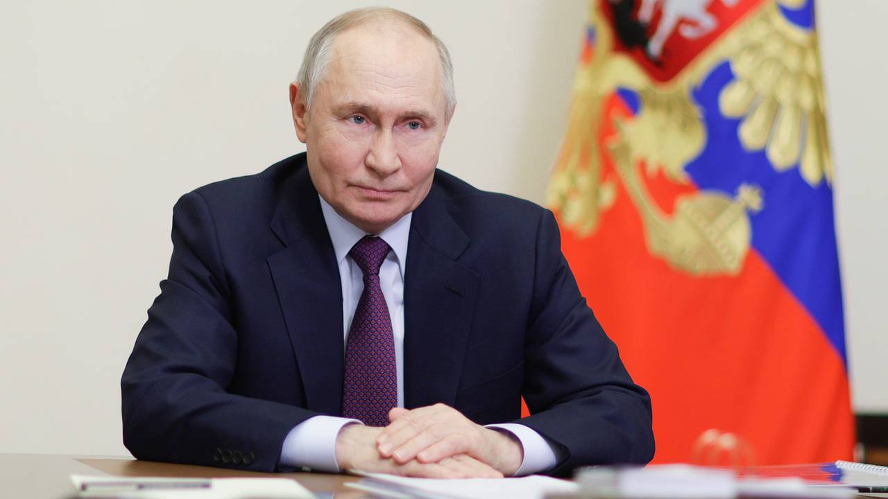 Путин поручил предоставлять детские пособия семьям с низкими доходами