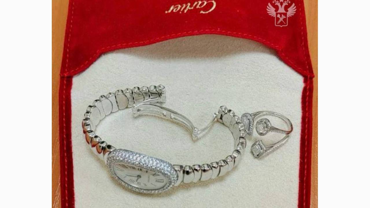 Пассажирка из Дубая оказалась под угрозой тюрьмы в России из-за подарка мужа