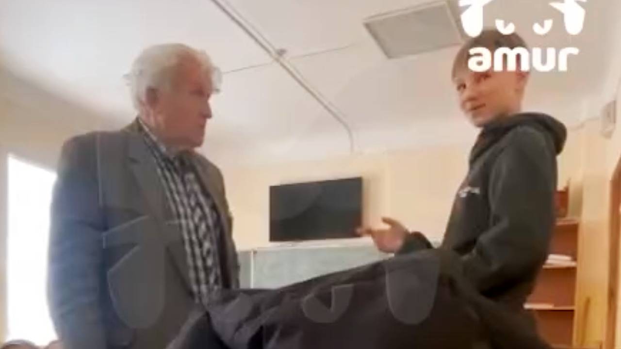 Преподаватель в российском колледже повалил студента на пол и попал на видео
