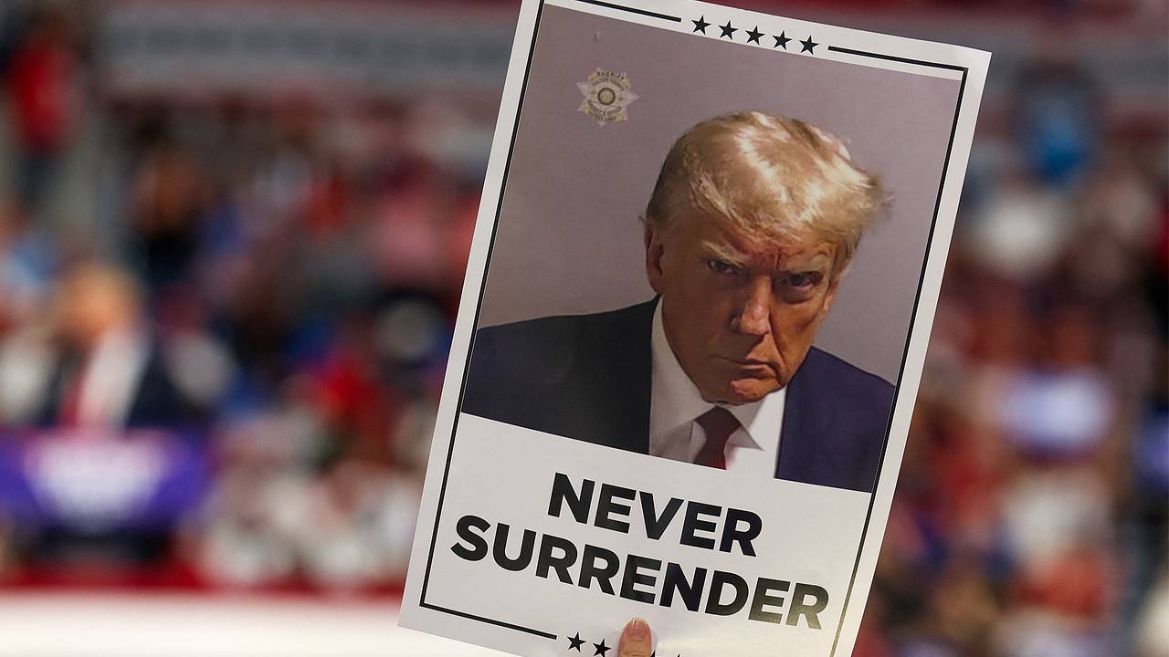 Трамп повесил свое тюремное фото в Белом доме