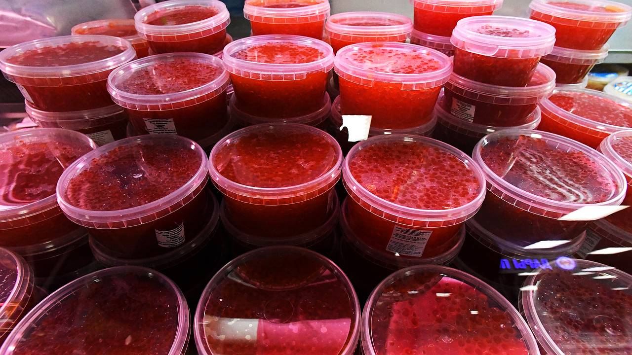 В России заявили о снижении отпускных цен на красную икру