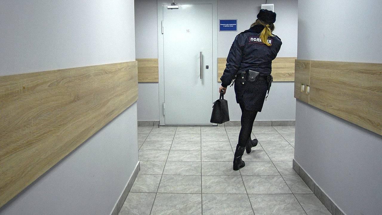 Сводный брат изнасиловал 13-летнюю школьницу в российском городе