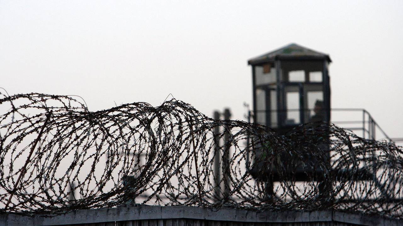 Заключенный колонии «Белый медведь» в знак протеста зашил себе рот нитками