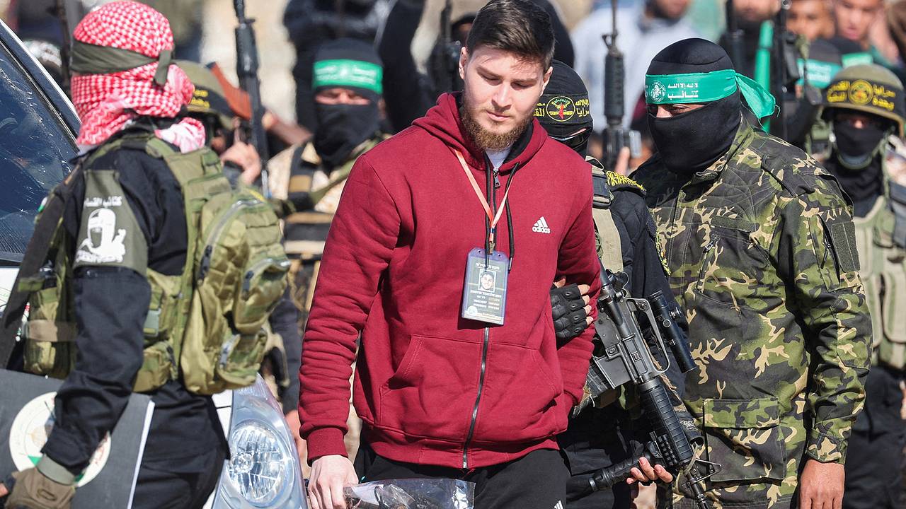 Освобожденного из плена в Газе россиянина доставили в больницу