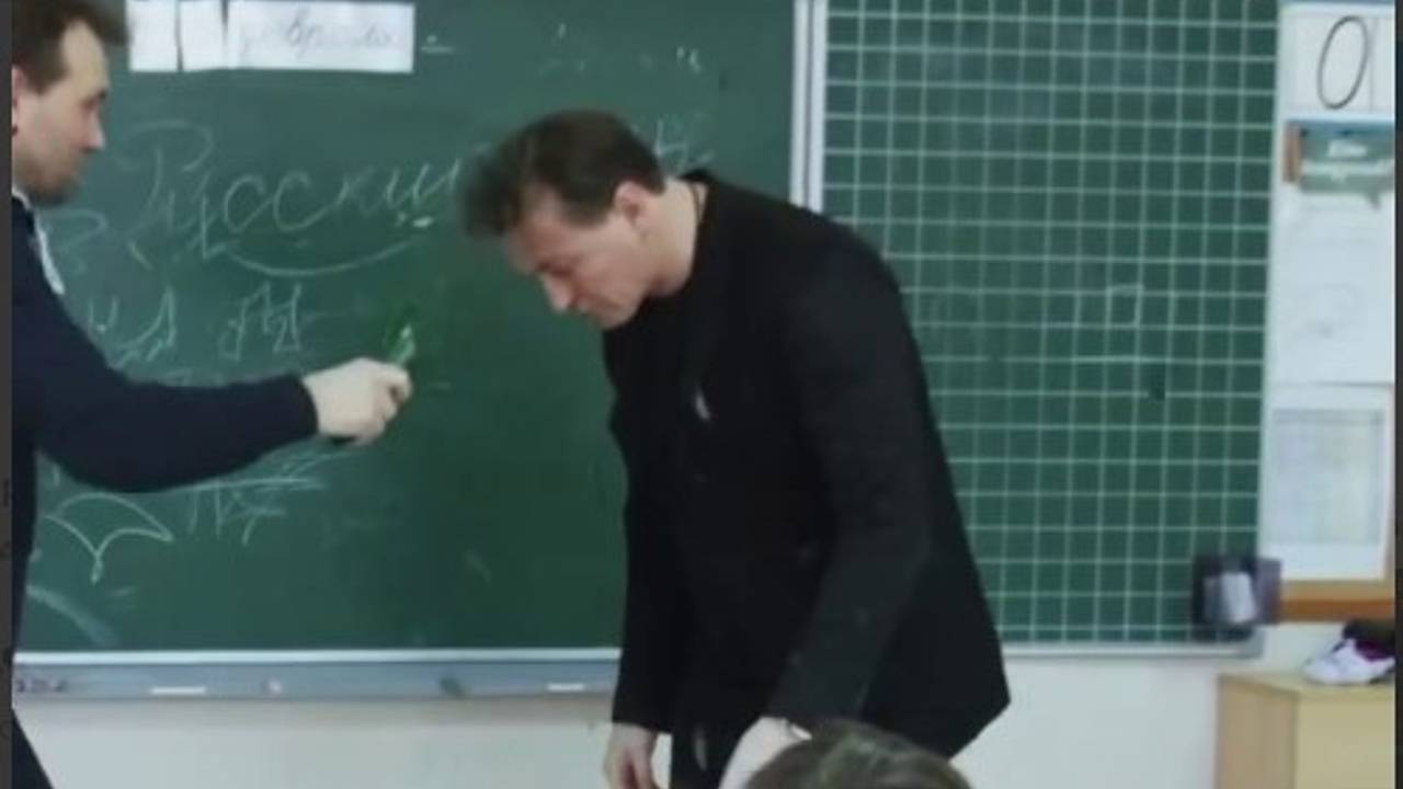 Безруков пришел в школу к дочке и разбил бутылку об голову