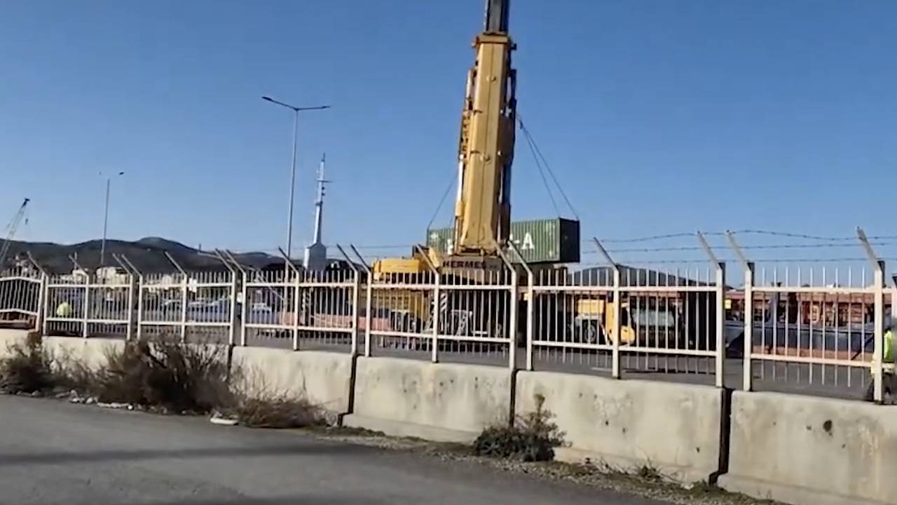 Рабочие в одной стране заблокировали грузовики с 350 тоннами взрывчатки для Украины