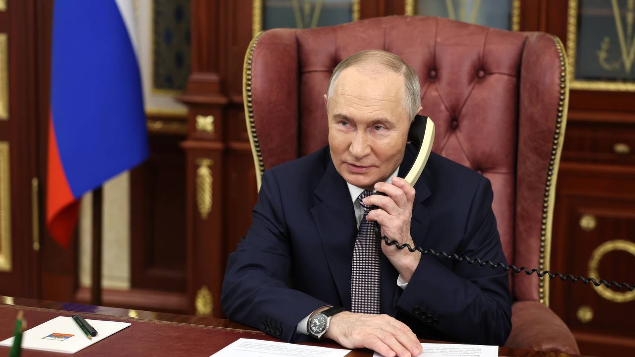 Песков ответил на вопрос о присутствии других людей во время разговора Путина с Трампом