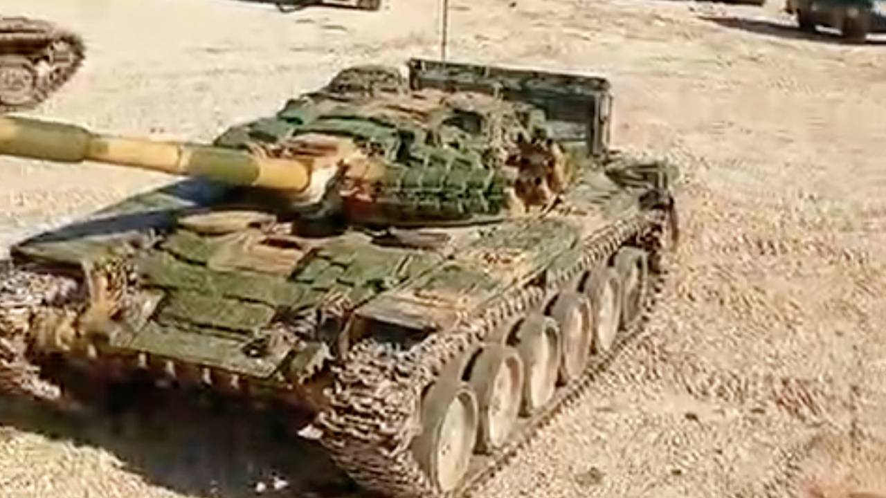 Появились кадры брошенных баз военной техники с танками Т-90 в Сирии