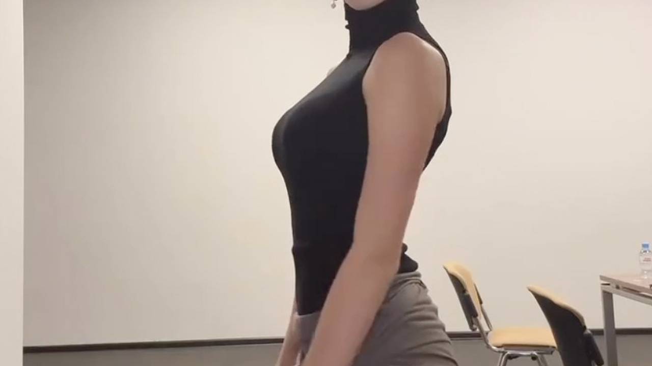 Загитова показала видео в мини-юбке