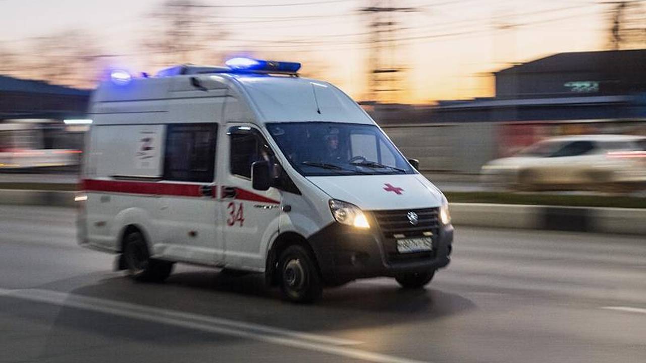 Отказавшихся поднять с пола 101-летнего ветерана российских врачей наказали
