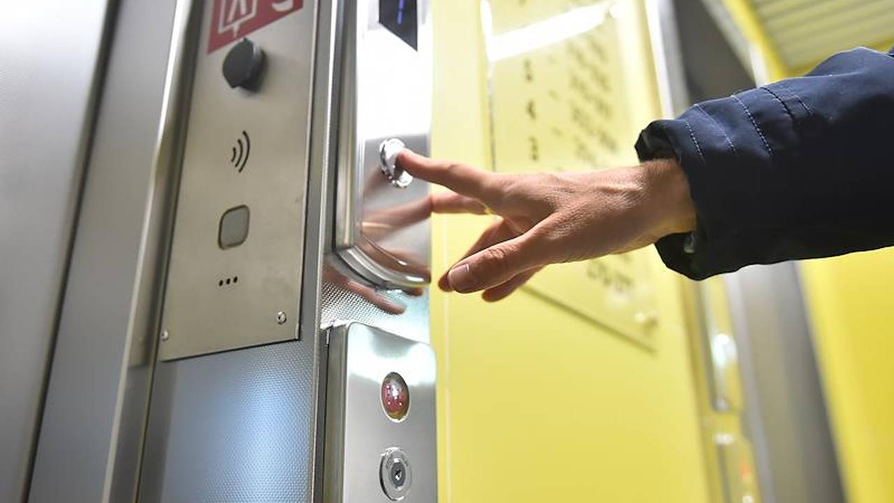 В российском городе в подъезде жилого дома рухнул потолок