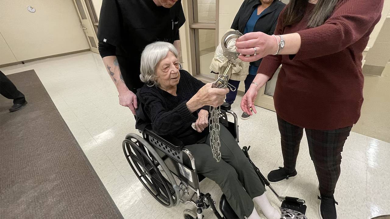 104-летняя женщина отметила день рождения мечты в тюрьме