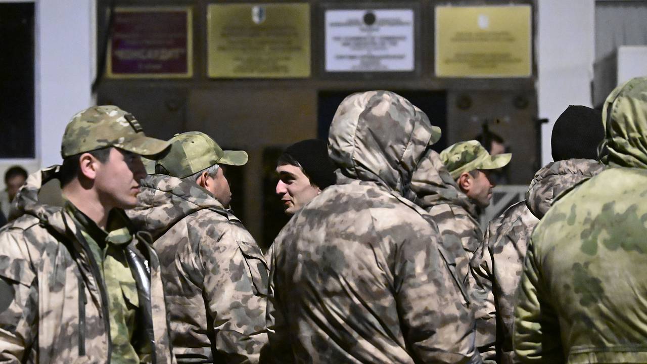 К зданию МВД Абхазии на фоне сообщений о смещении руководства вышли полицейские