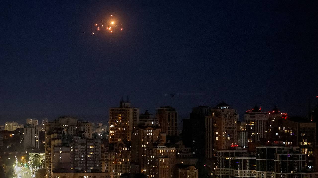 Момент удара и возгорания военного объекта в Киеве попал на видео