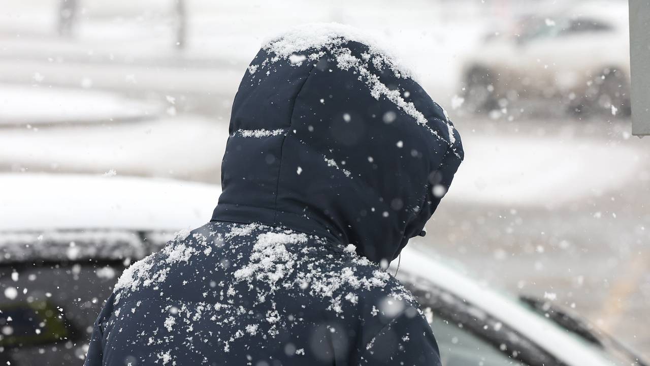 Москвичей предупредили о снеге и гололедице