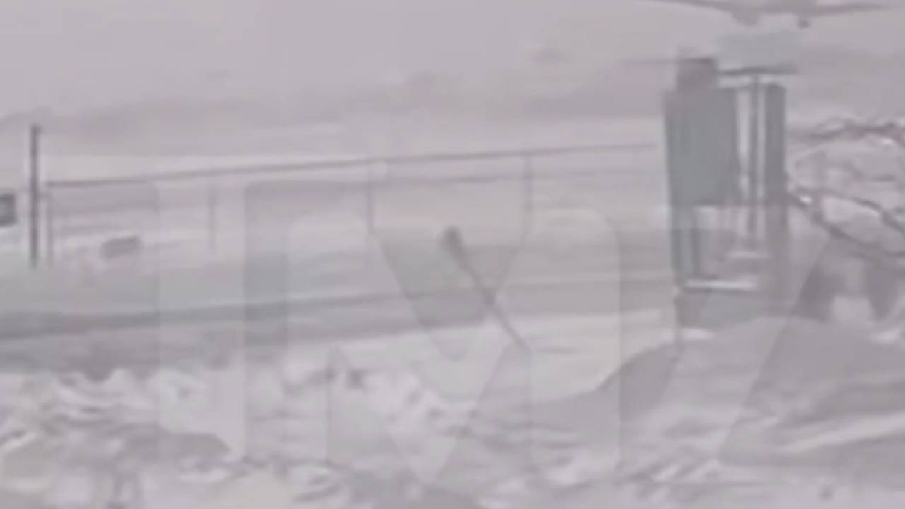 Момент крушения самолета в аэропорту Торонто попал на видео