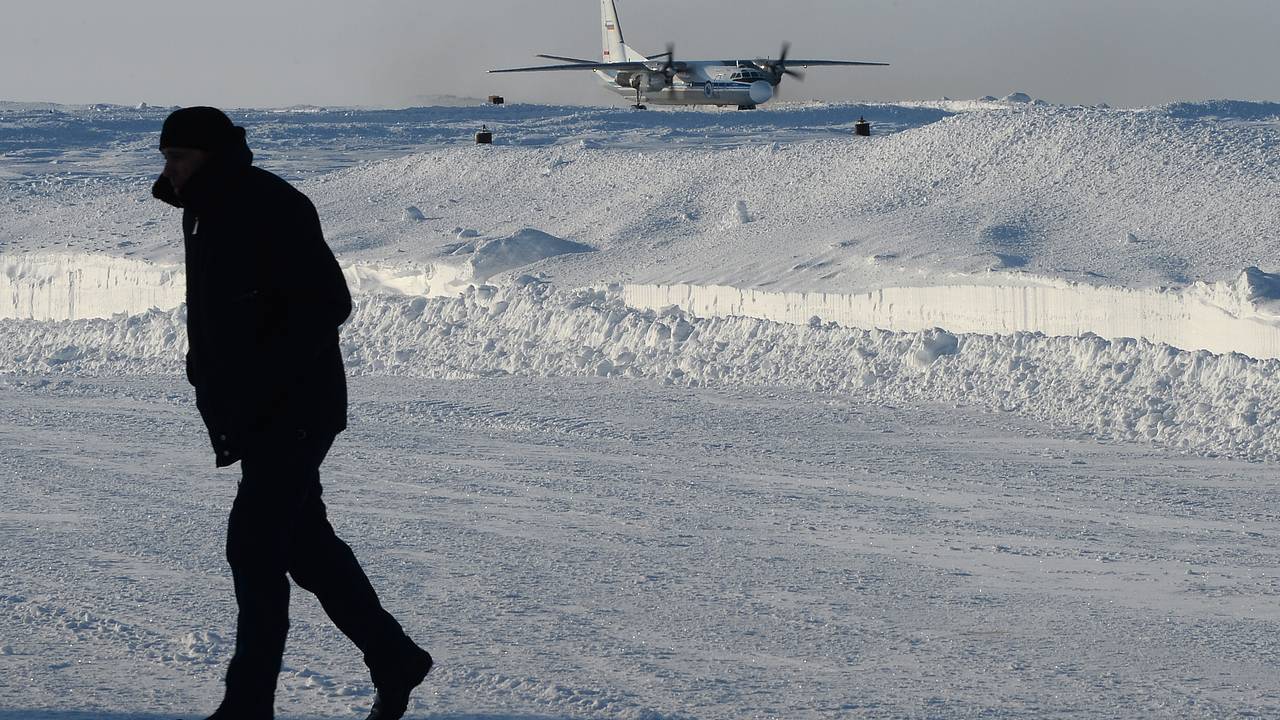 Самолет с россиянами на борту сел в Якутии после сигнала о поломке шасси