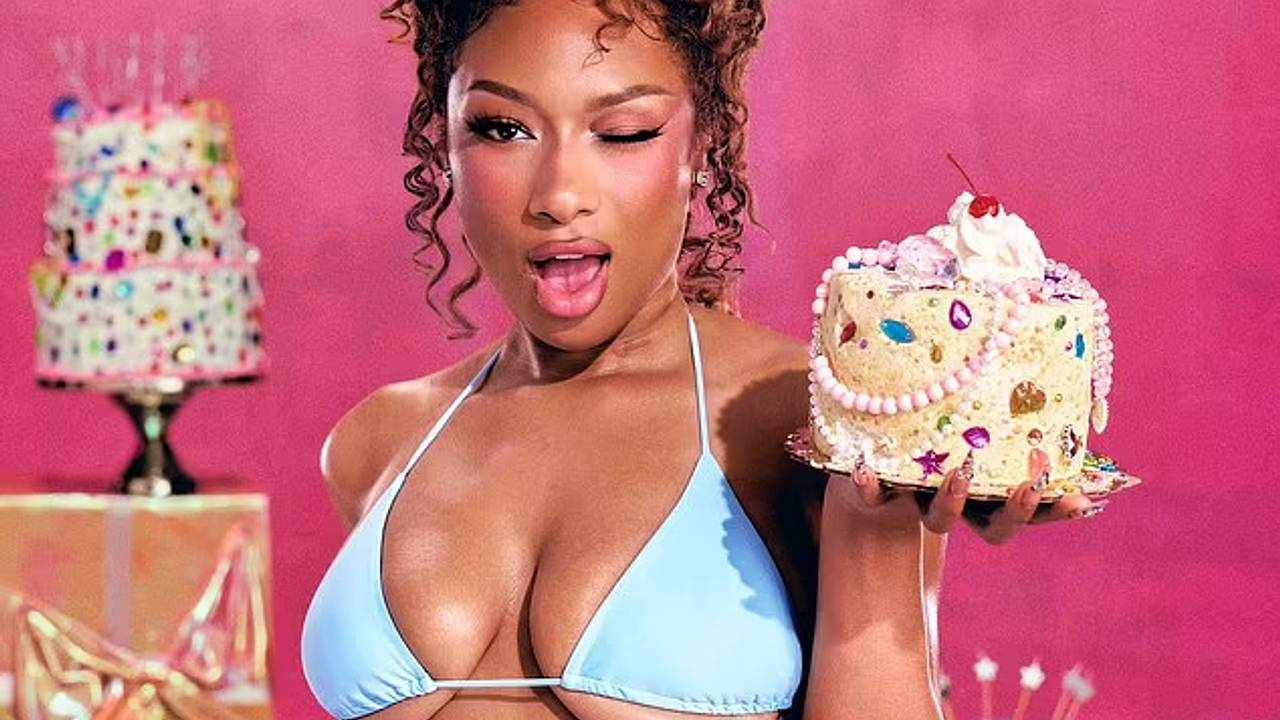 Рэперша Megan Thee Stallion снялась в бикини в честь 30-летия