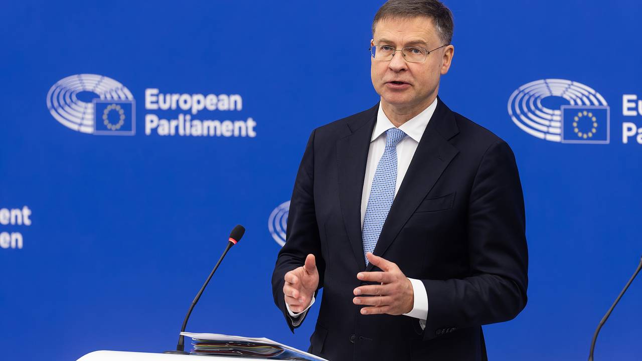 Еврокомиссар пообещал не отменять антироссийские санкции вслед за американцами