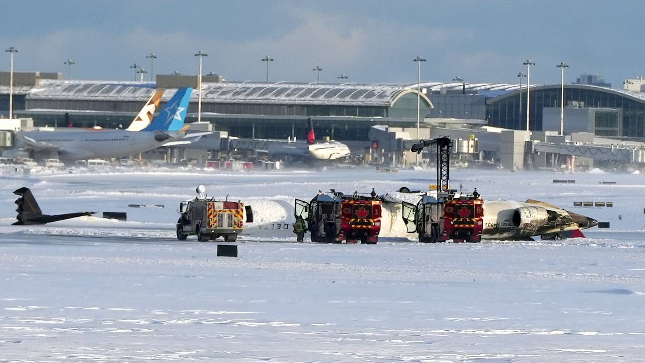 Самолет с пассажирами перевернуло ветром при посадке в Канаде. Как людям удалось выжить в катастрофе?