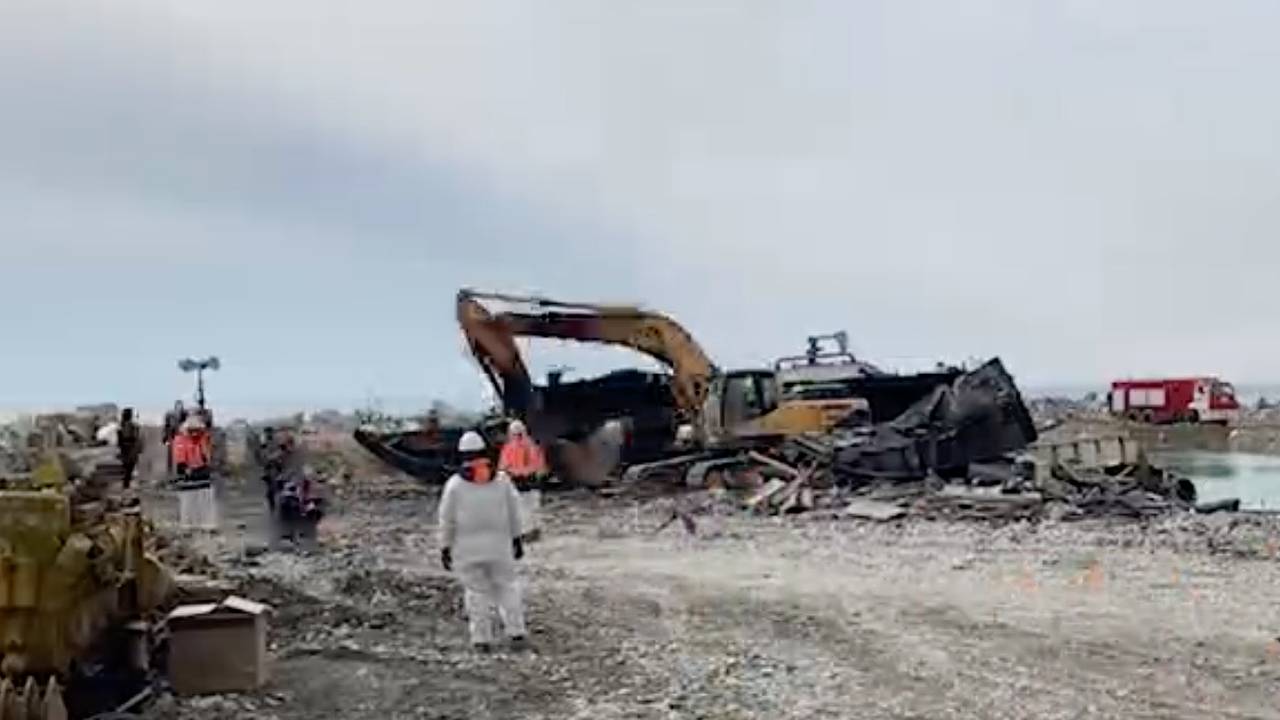 Потерпевший крушение в Керченском проливе танкер вытянули на сушу