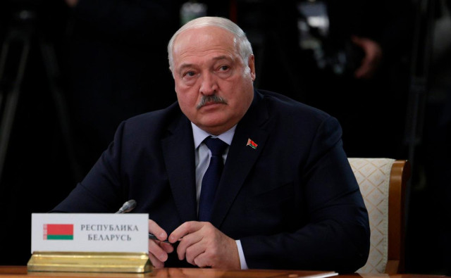 Лукашенко подарил Ливии сертификаты на трактора и автобусы