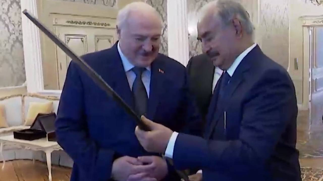 Лукашенко вручили саблю за отправку тракторов в Африку