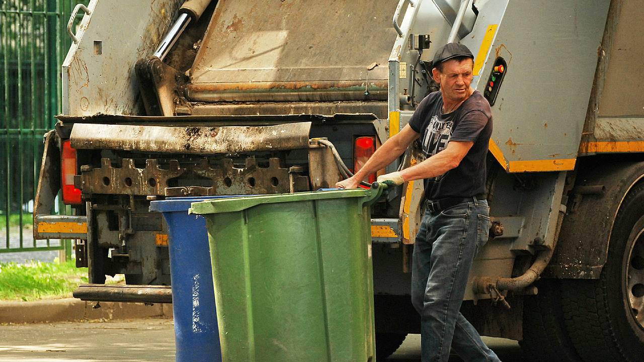 Россиянам назвали опасные ошибки в обращении с мусором