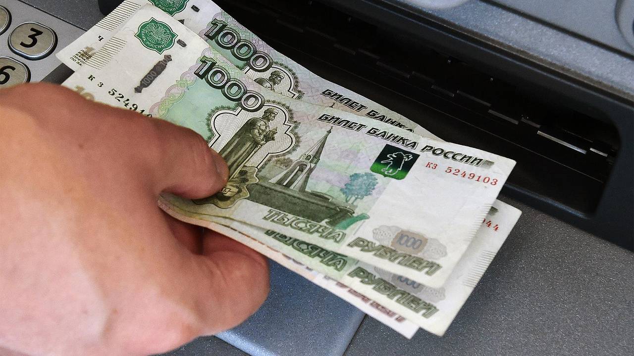 Россиянам назвали алгоритм действий при получении на карту средств от незнакомца