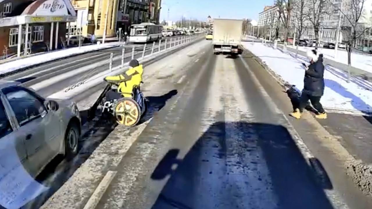 Момент ДТП с инвалидом-колясочником под Москвой попал на видео