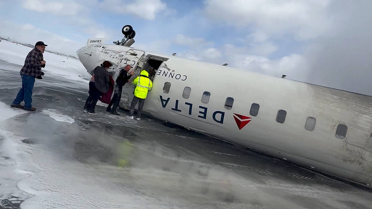 Крушение самолета в Торонто сняли на видео из кабины пилотов другого лайнера