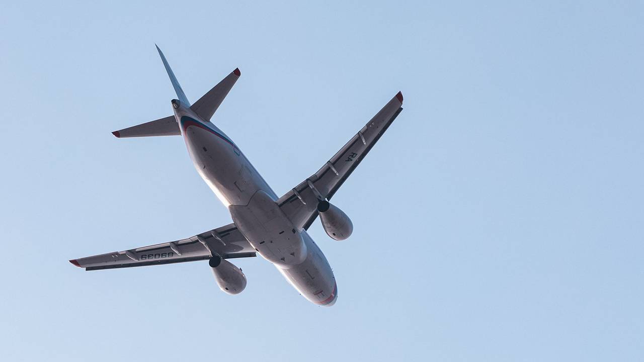 Летевший в Нижнекамск Sukhoi Superjet с пассажирами на борту экстренно сменил курс