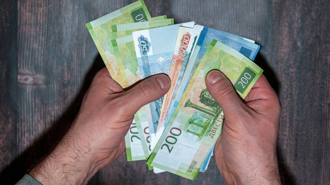 В Банке России объяснили популярность услуг курьеров у мошенников