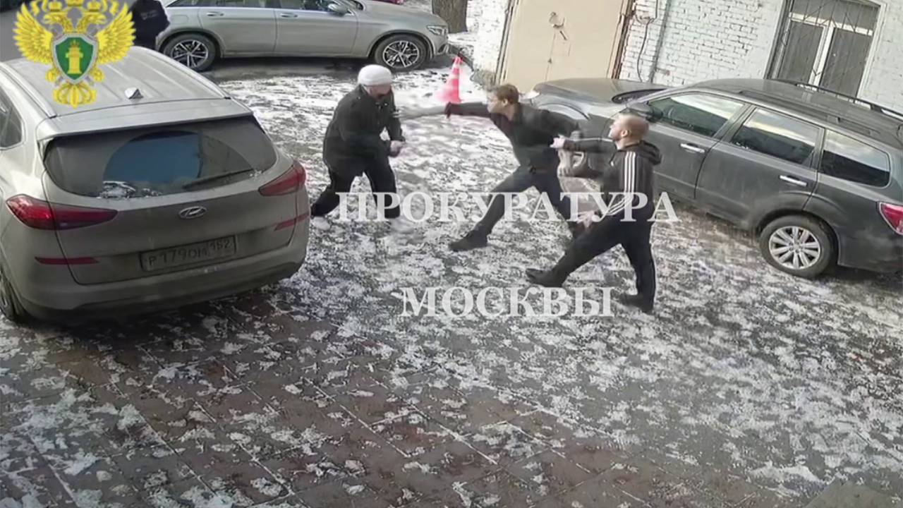 Драка двоих россиян на улице закончилась поножовщиной и попала на видео