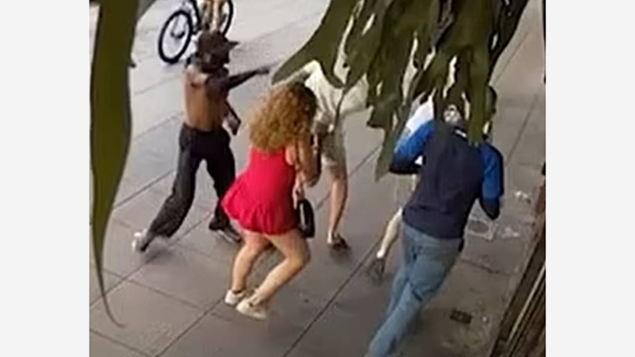 Мужчина под наркотиками с разбега ударил кулаком в лицо туриста и попал на видео