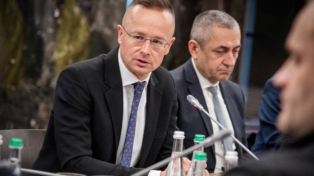 Венгрия обсудит с США отмену санкций против России