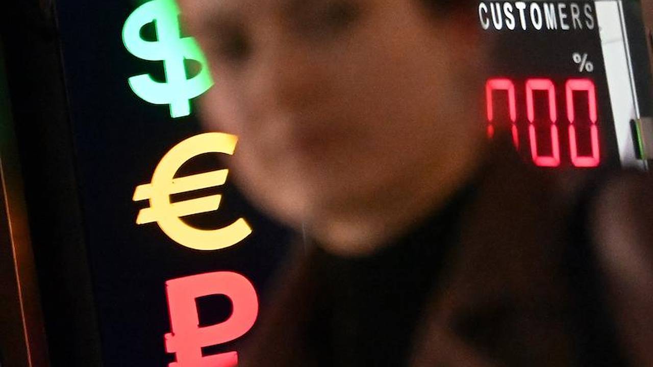 Официальный курс доллара упал почти до 90 рублей